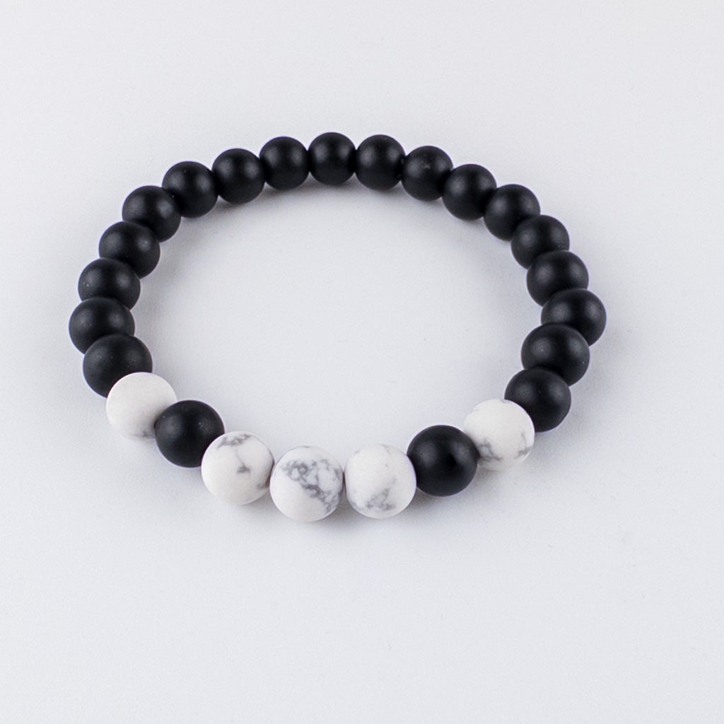 Bracelet de perles d'onyx noir howlite blanc mat